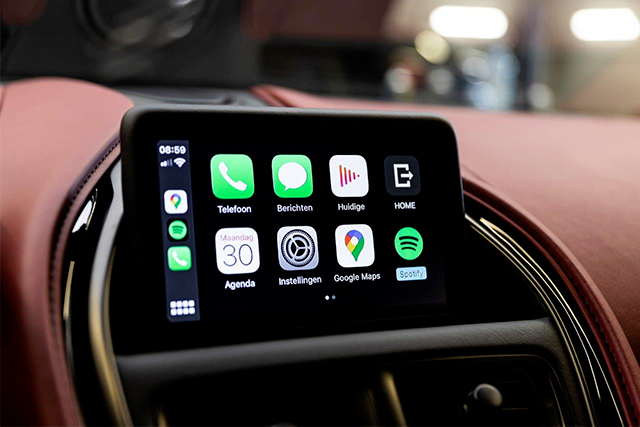 CarPlay интерфейс за Aston Martin DBS image 2